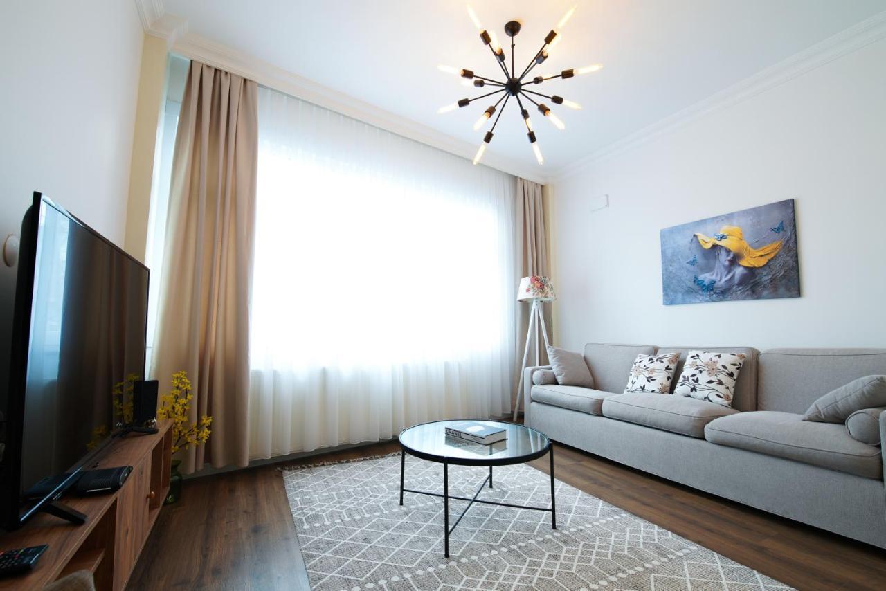 Center Of City In Besiktas 2 Plus 1 With 2 Bathroom And 3 Air Conditioner Istanbul Exterior photo