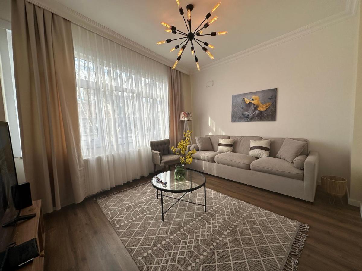 Center Of City In Besiktas 2 Plus 1 With 2 Bathroom And 3 Air Conditioner Istanbul Exterior photo