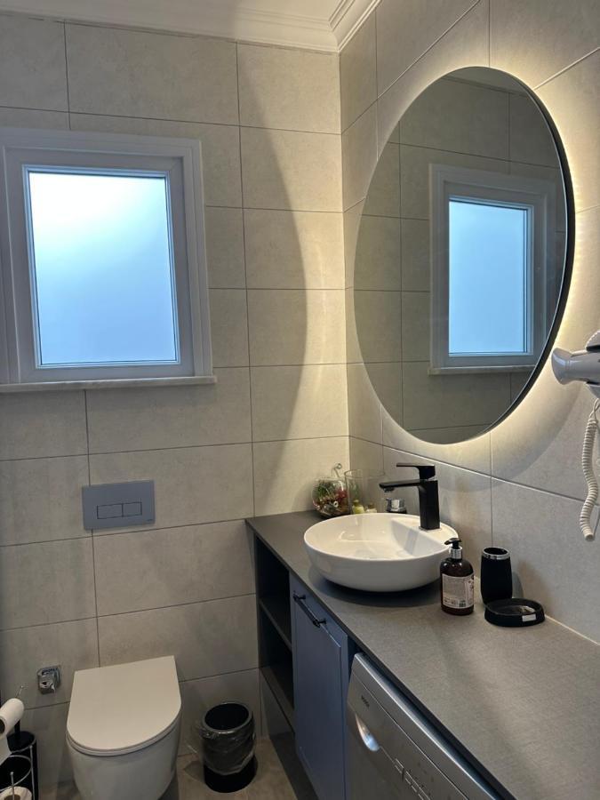 Center Of City In Besiktas 2 Plus 1 With 2 Bathroom And 3 Air Conditioner Istanbul Exterior photo