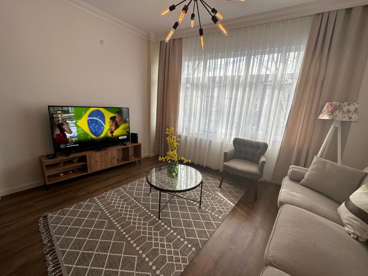 Center Of City In Besiktas 2 Plus 1 With 2 Bathroom And 3 Air Conditioner Istanbul Exterior photo